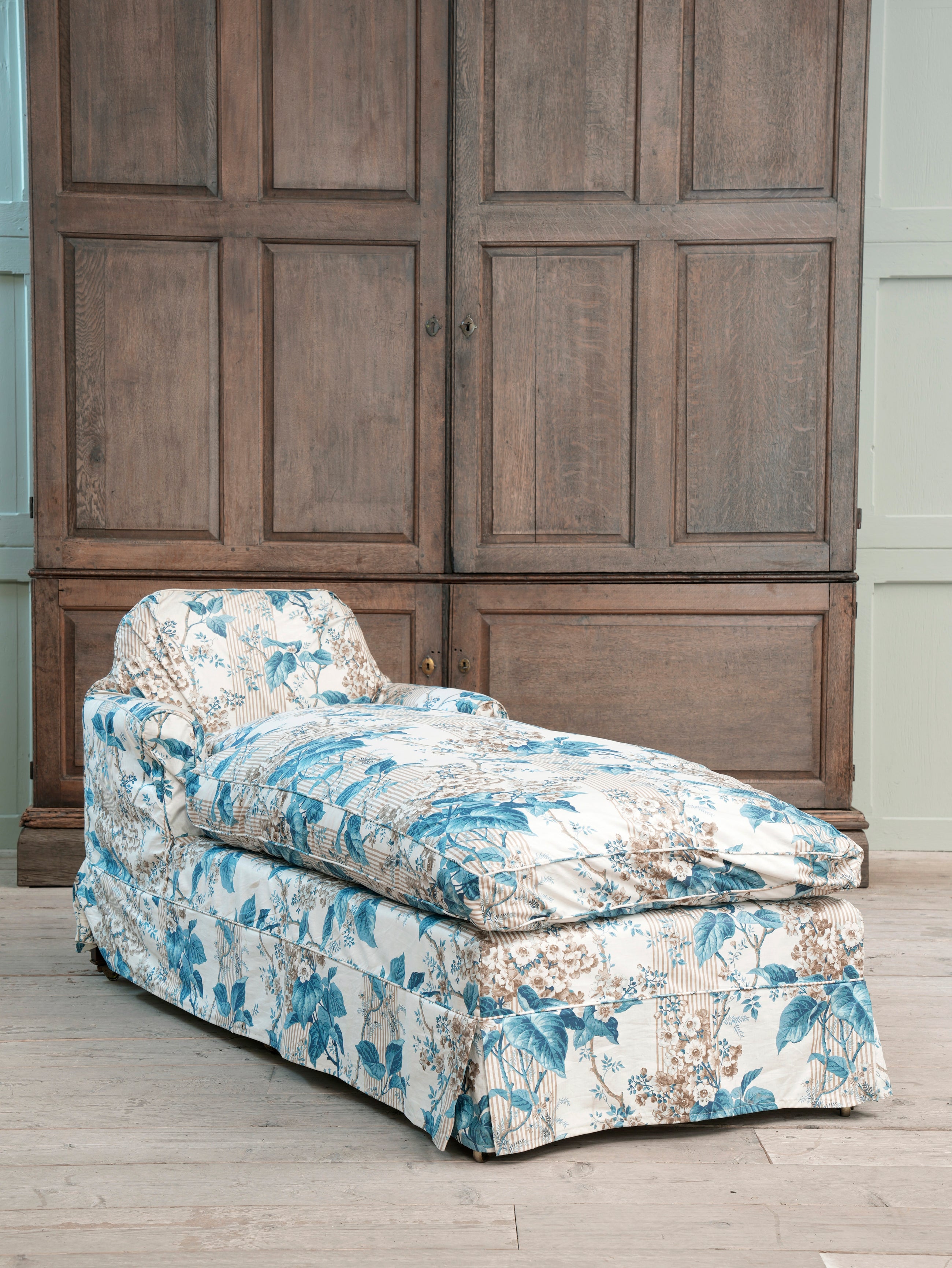 A Howard & Sons Day Bed