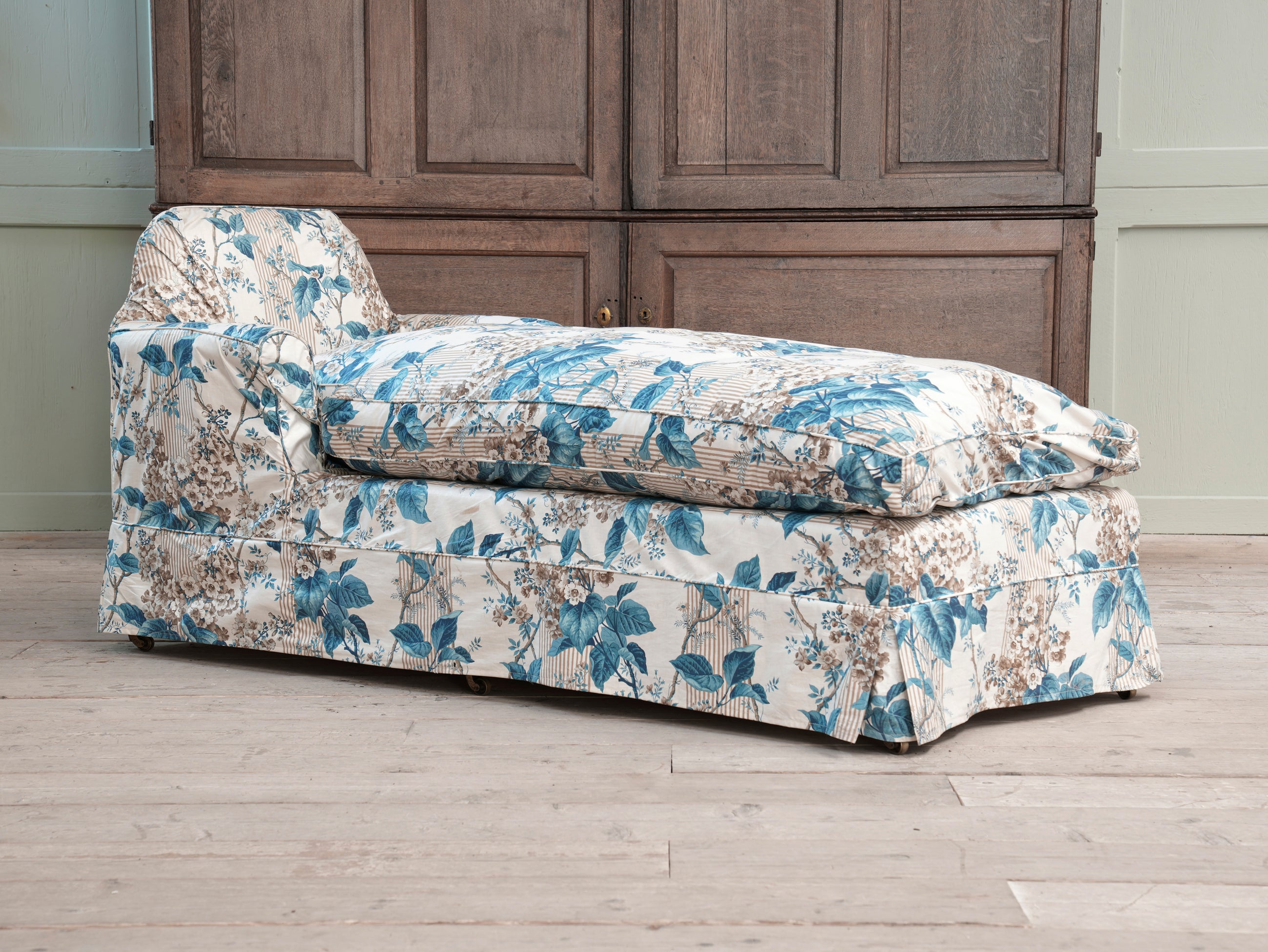 A Howard & Sons Day Bed