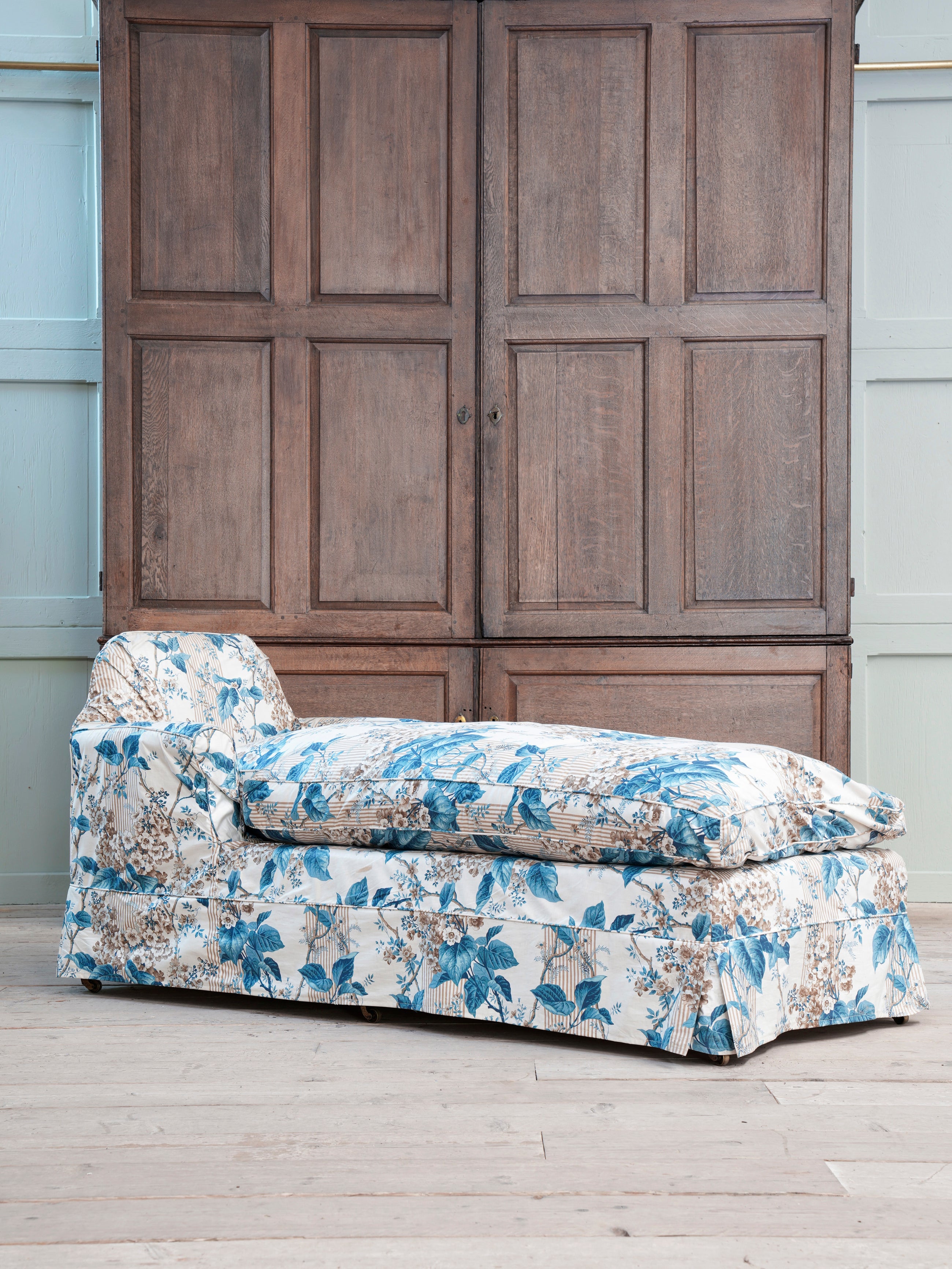 A Howard & Sons Day Bed