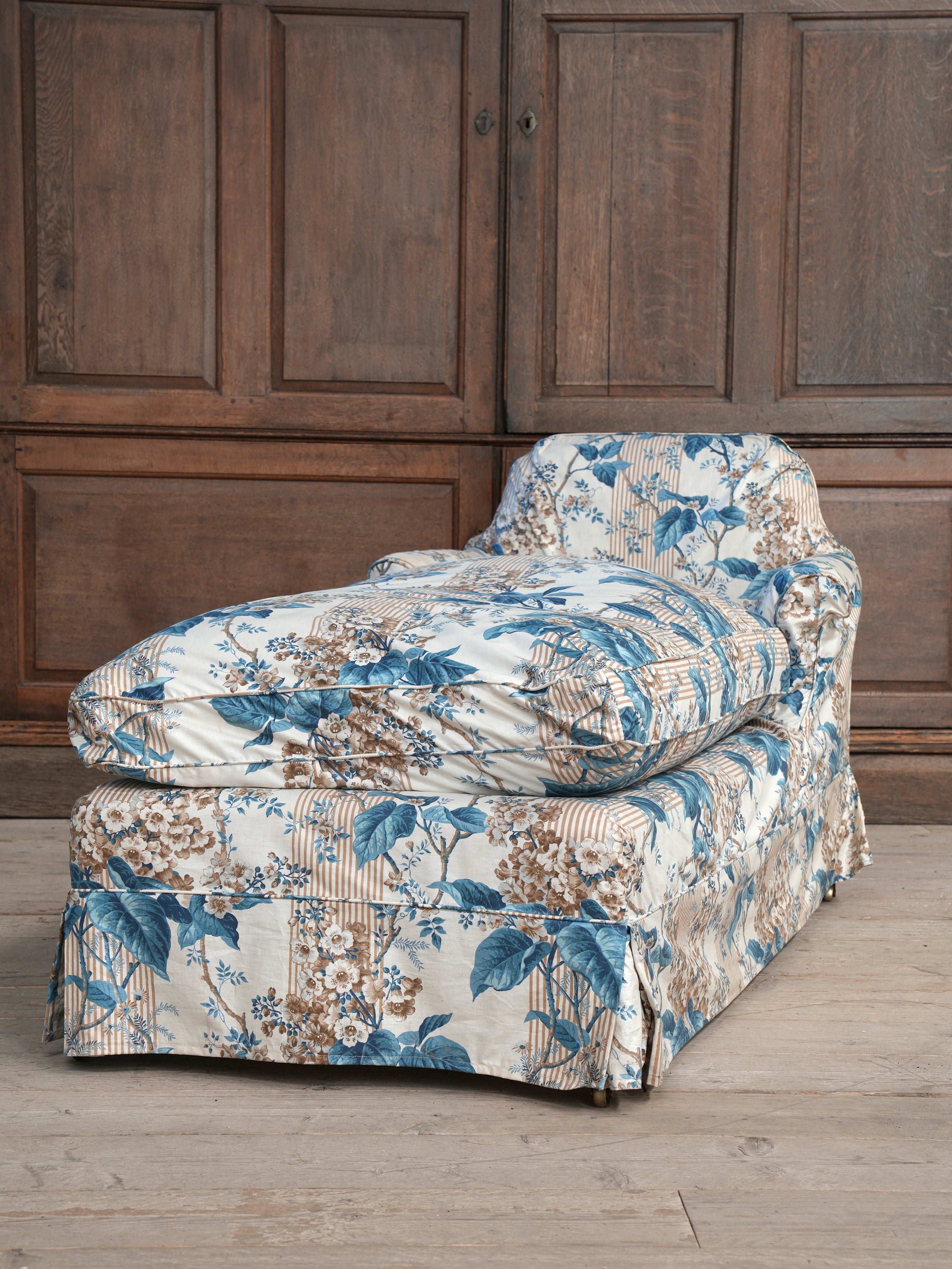 A Howard & Sons Day Bed