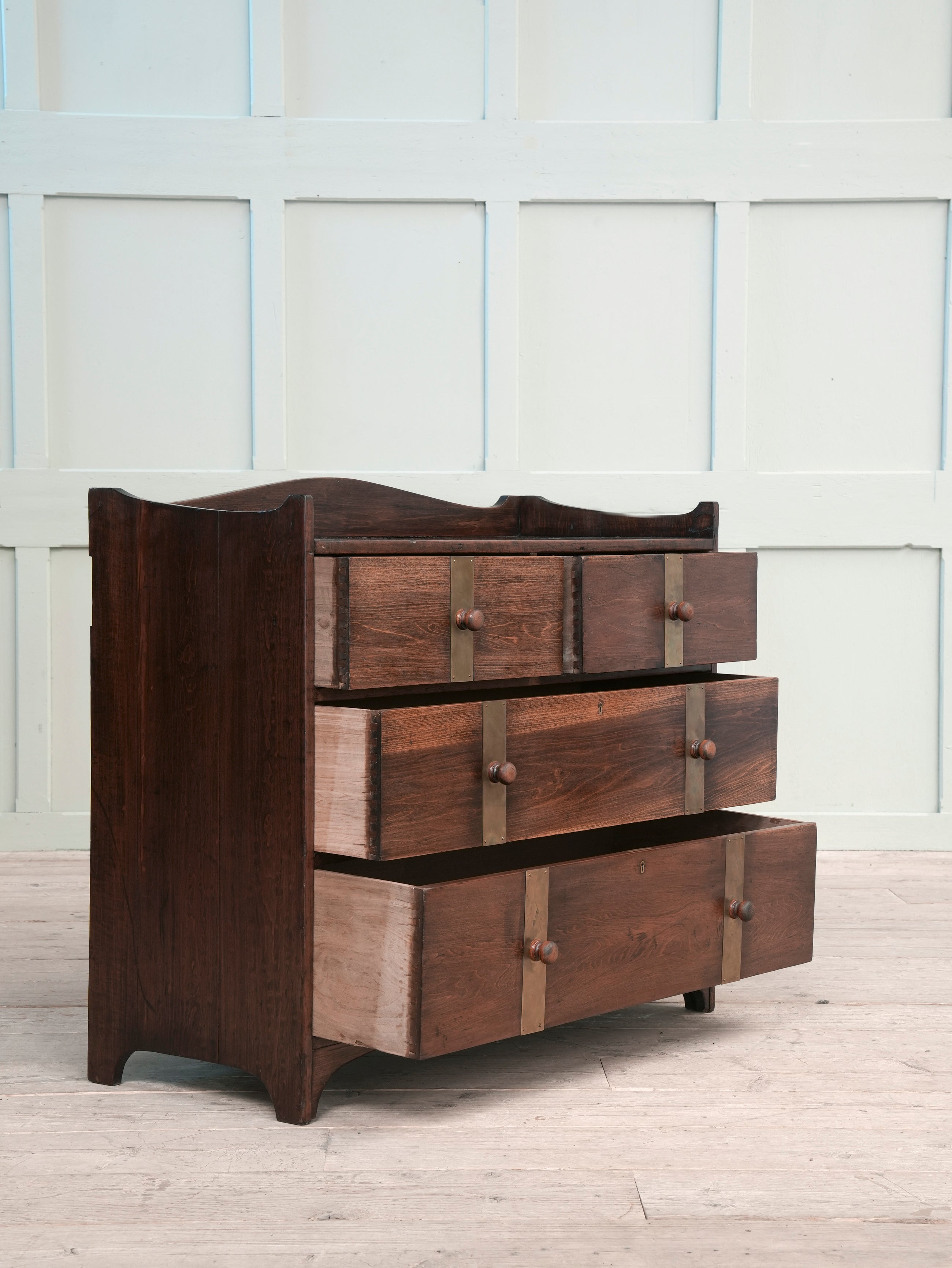Early 20th Century English Chest of Drawers