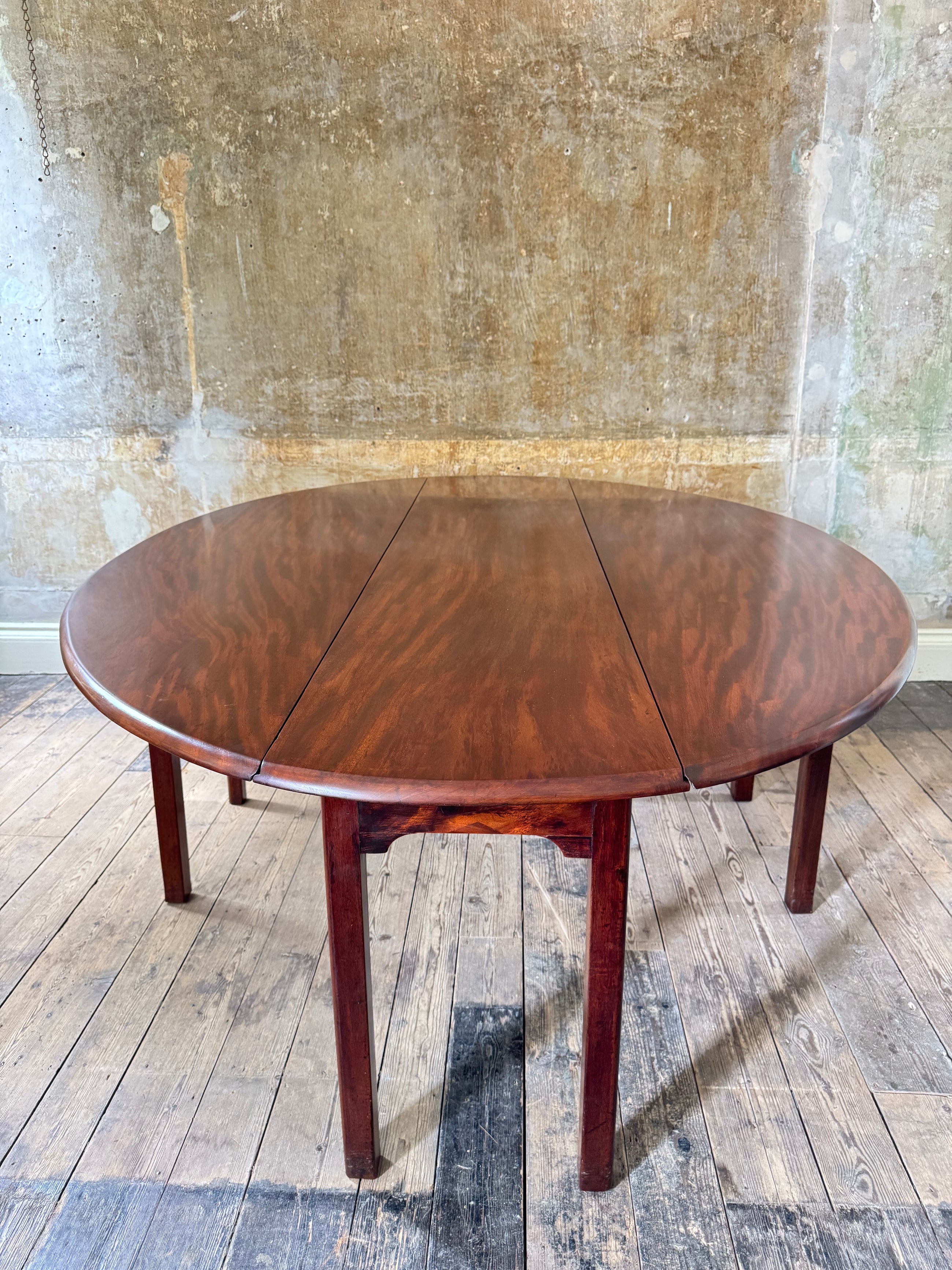 A George III Irish Mahogany Hunt Table