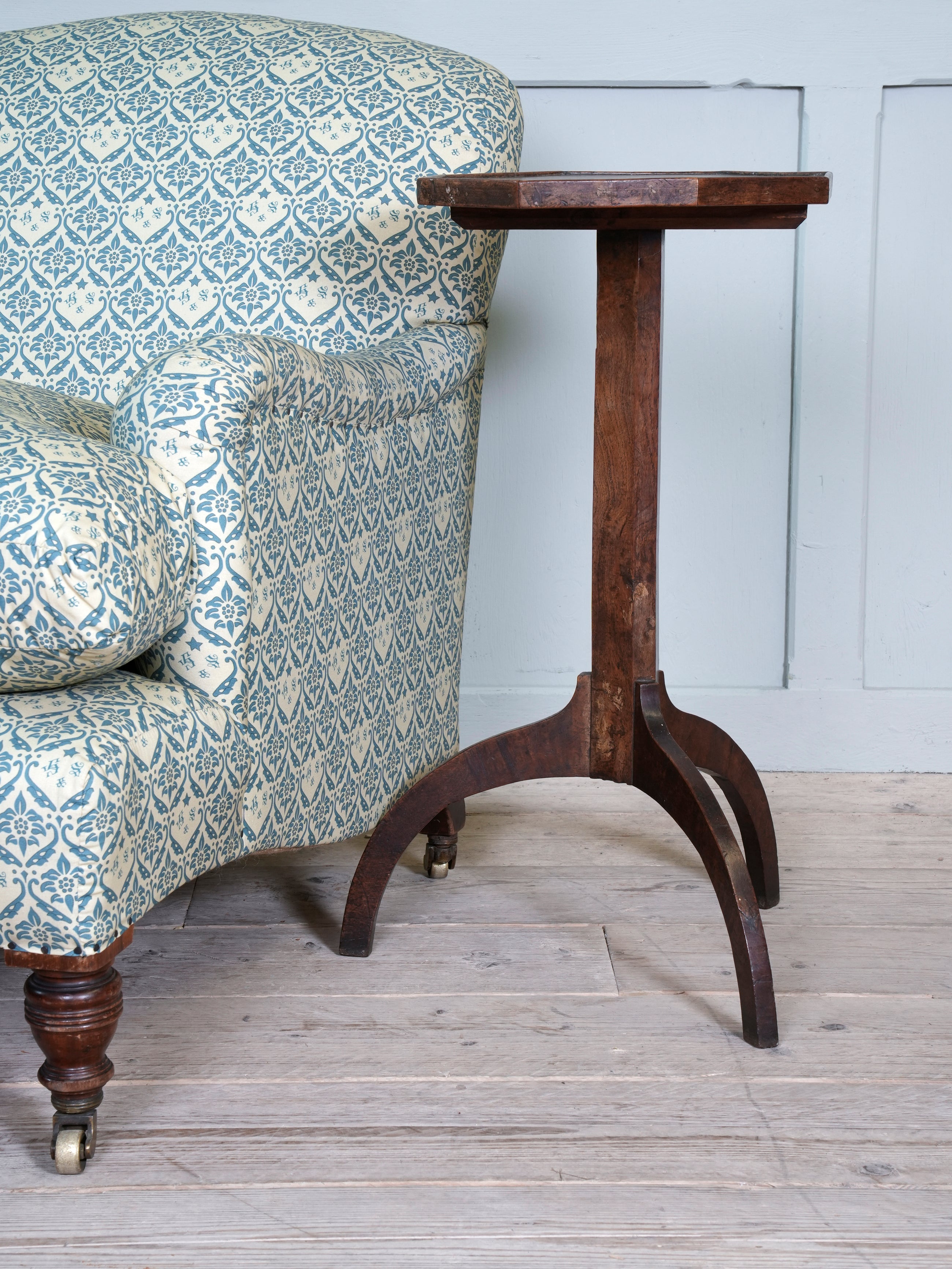 A Provincial Spider Leg Lamp Table