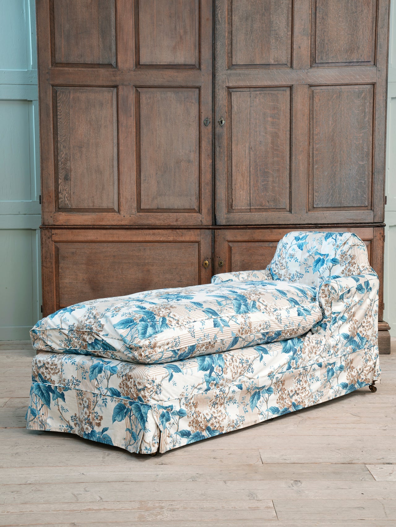 A Howard & Sons Day Bed