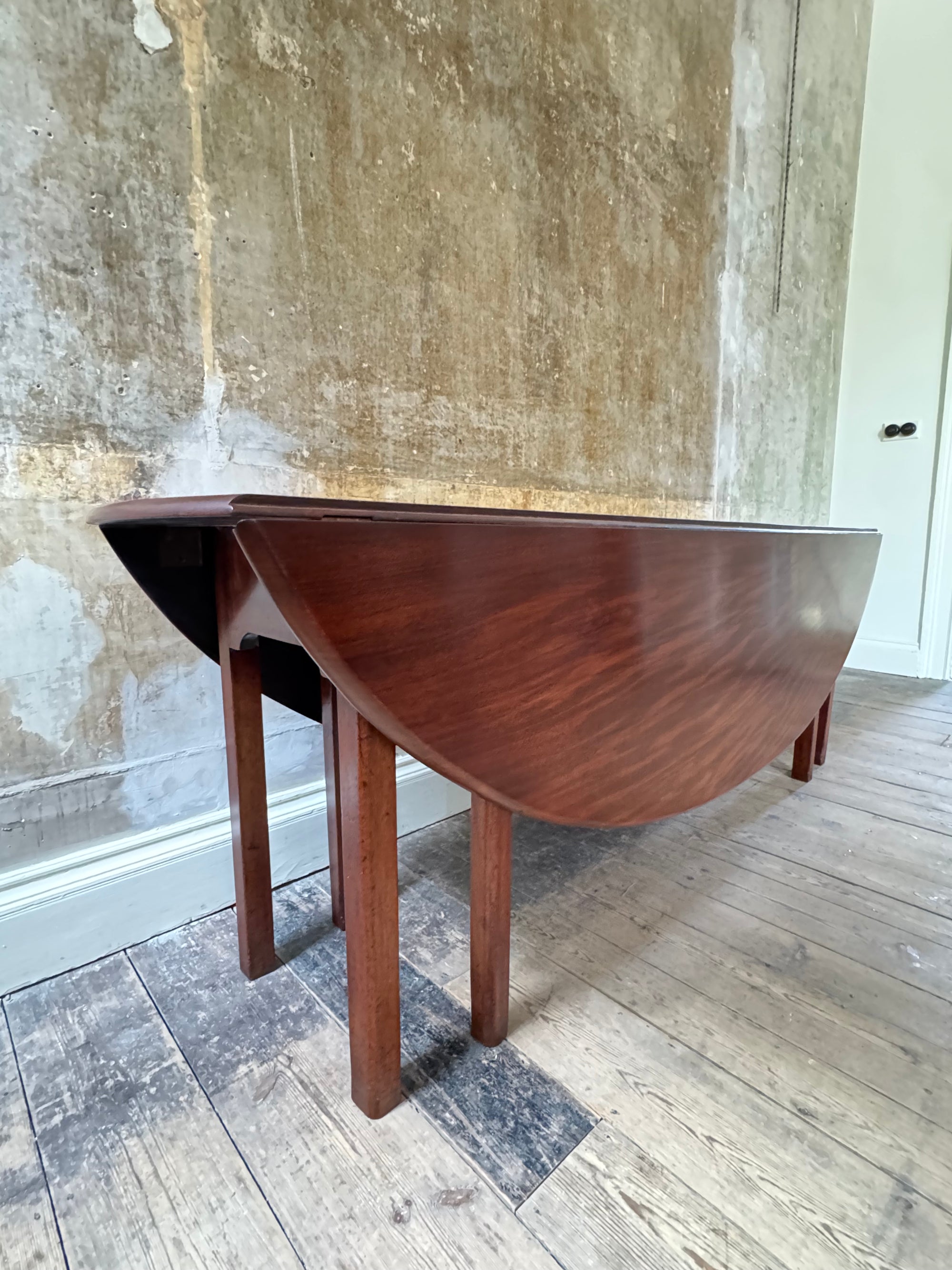 A George III Irish Mahogany Hunt Table