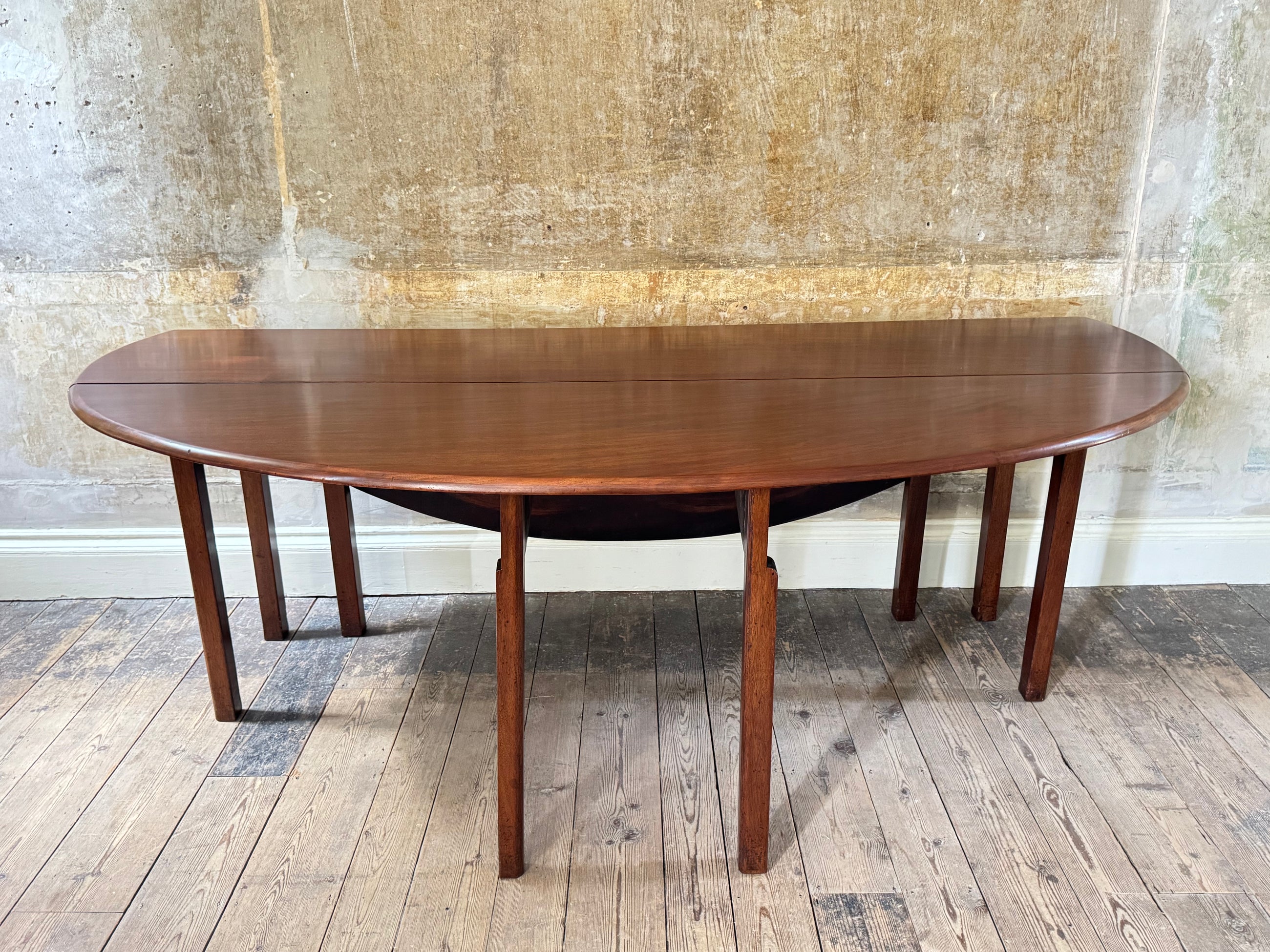 A George III Irish Mahogany Hunt Table