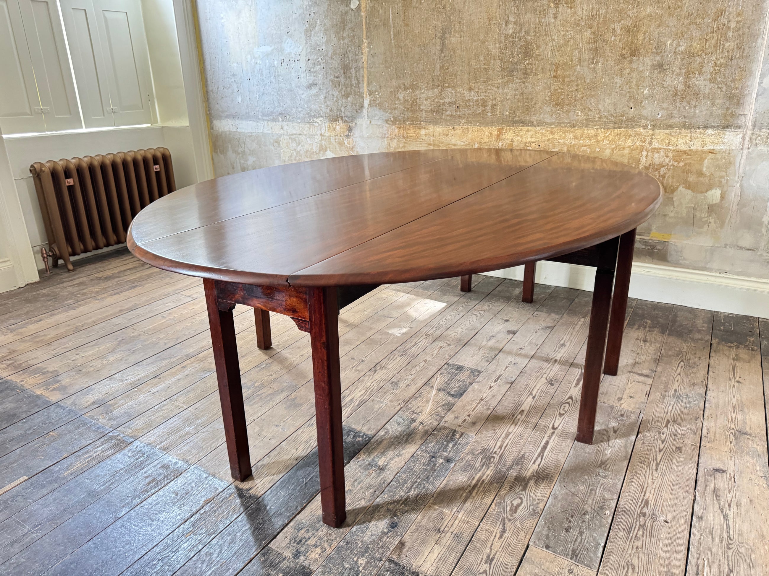 A George III Irish Mahogany Hunt Table